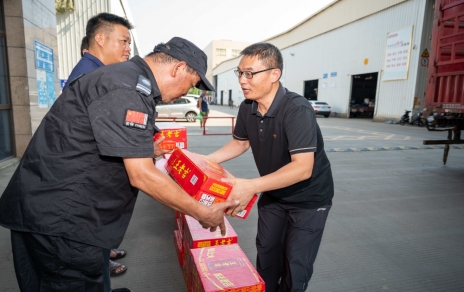 戰(zhàn)高溫、保供應(yīng)，嘉興市財(cái)貿(mào)工會(huì)主席陳云建慰問(wèn)我司基層員工
